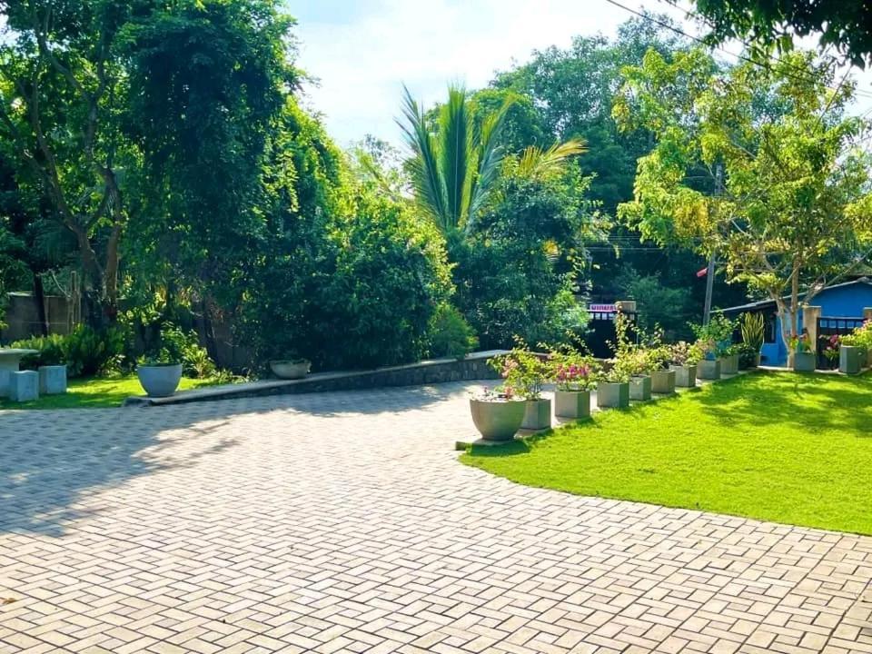Golden Residence Anuradhapura Exteriör bild
